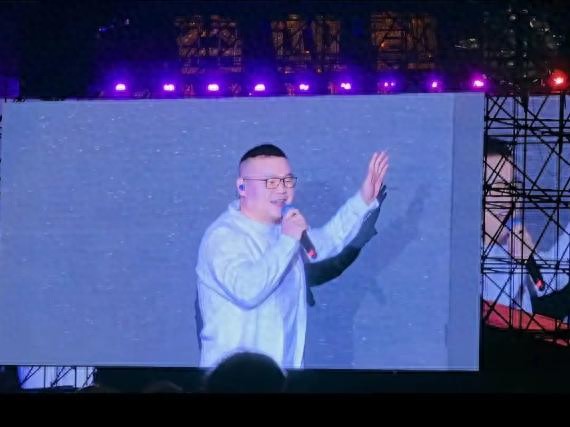 岳云鹏演唱会未开先火!22首歌首首爆款,评论区直接变点歌台!