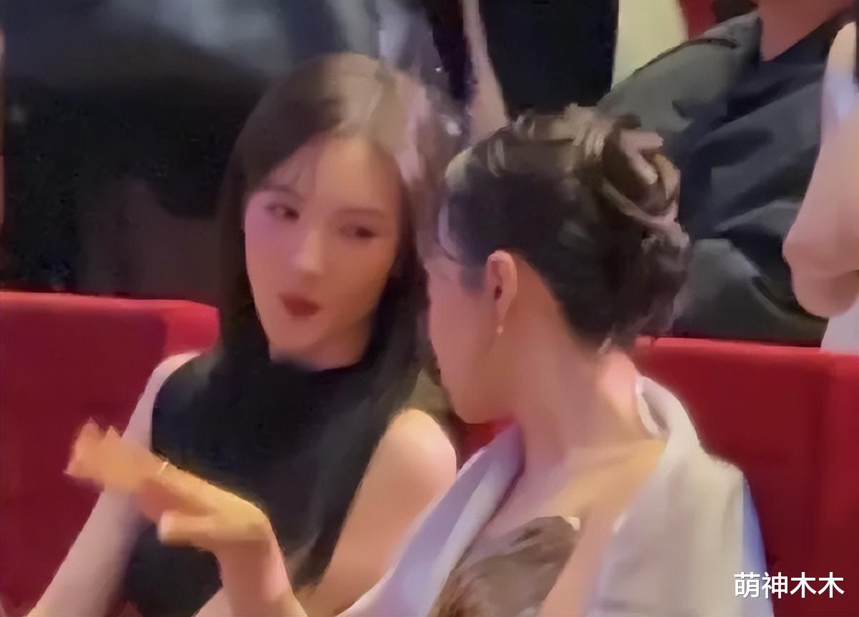 电影之夜台下:邓超黄晓明同坐无交流,佟丽娅玩手机,范丞丞表情失控