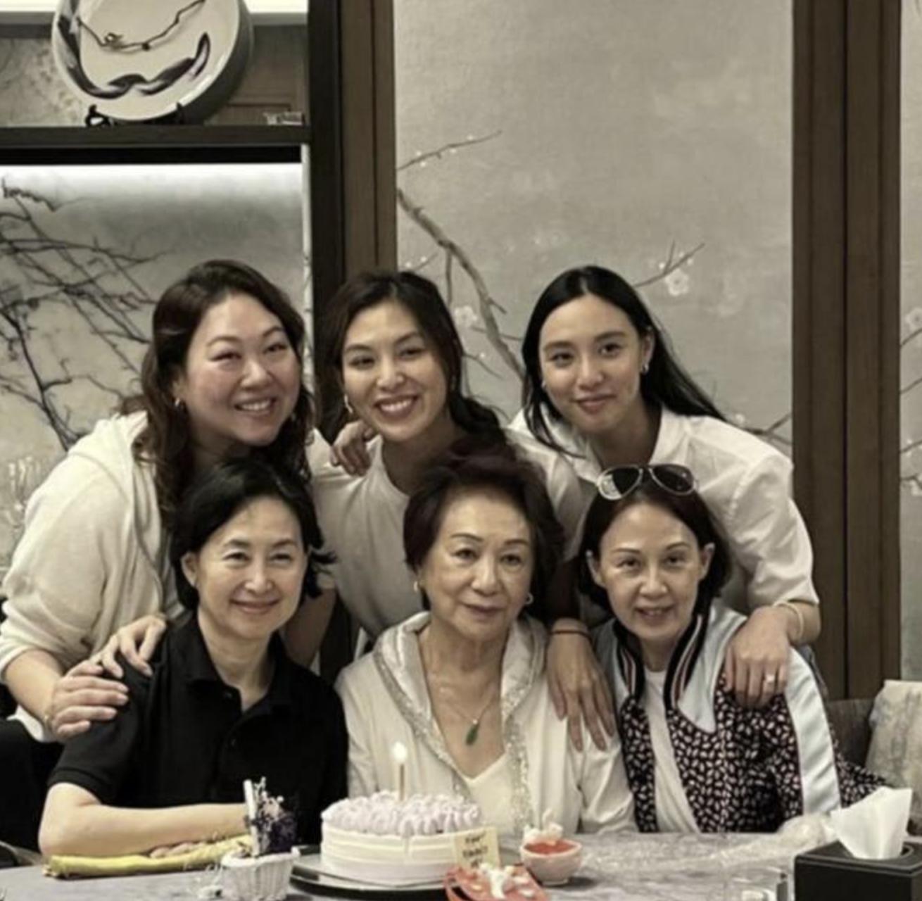 63岁何超琼陪干女儿吃生日饭，素颜现身优雅大方，无儿无女仍开心