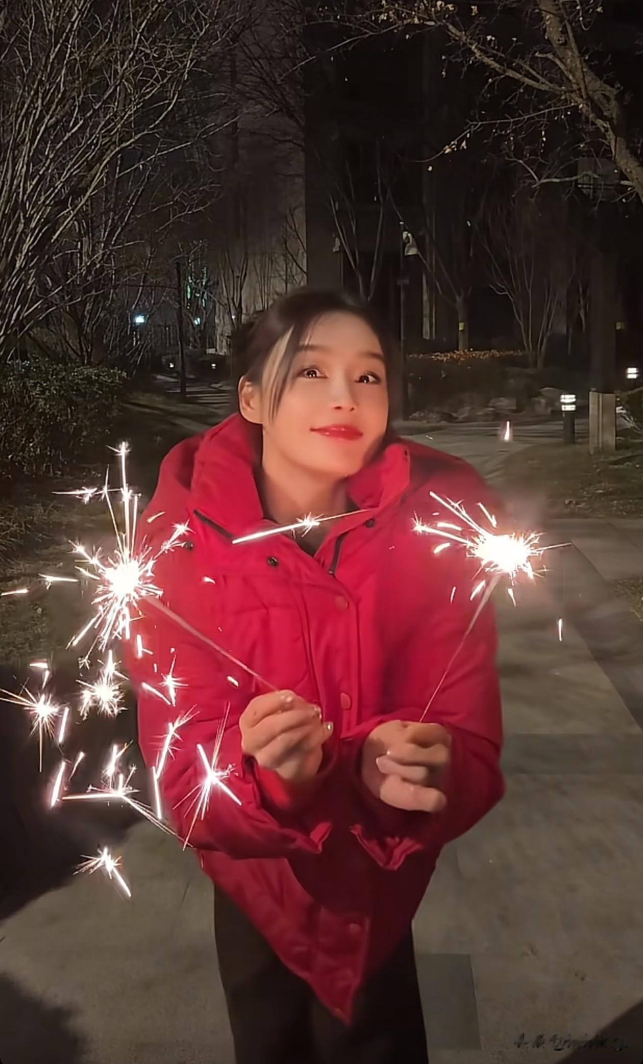 38岁袁姗姗新年穿搭：红羽绒服+黑裤子+雪地靴，喜庆又保暖