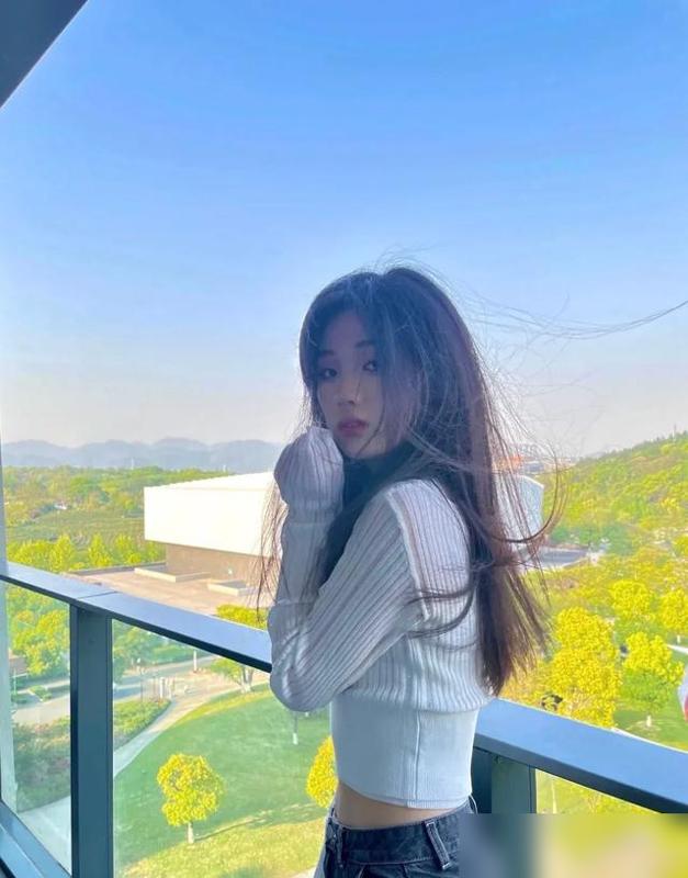 23岁单依纯晒出家居照，一人生活，打扮随意，专注音乐，魅力无限