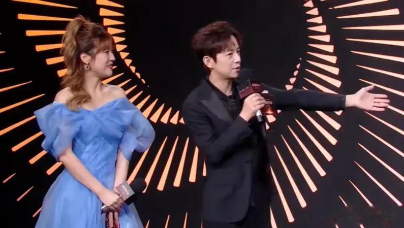 谢娜主持晚会还是差一口气!直播接不上话,看热闹忘记控场一直笑