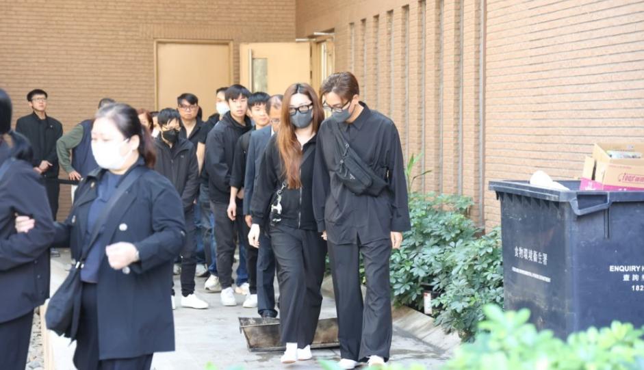 马国明父亲出殡！他手捧遗照神情哀伤，妻子汤洛雯陪伴左右