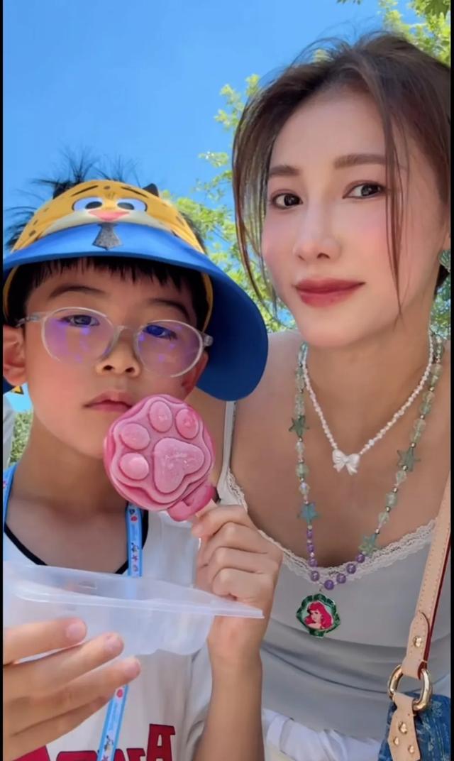 李茂弦子带娃游迪士尼，39岁弦子打扮甜酷像20，和李茂秀恩爱好甜