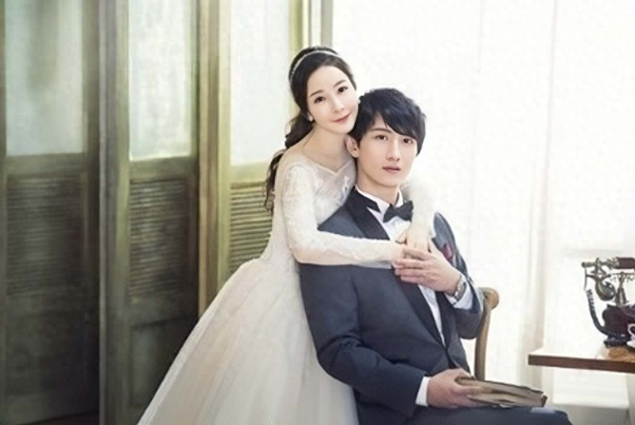 突发！香港知名男星又和妻子曝婚变，染金色头发在街头卖唱。