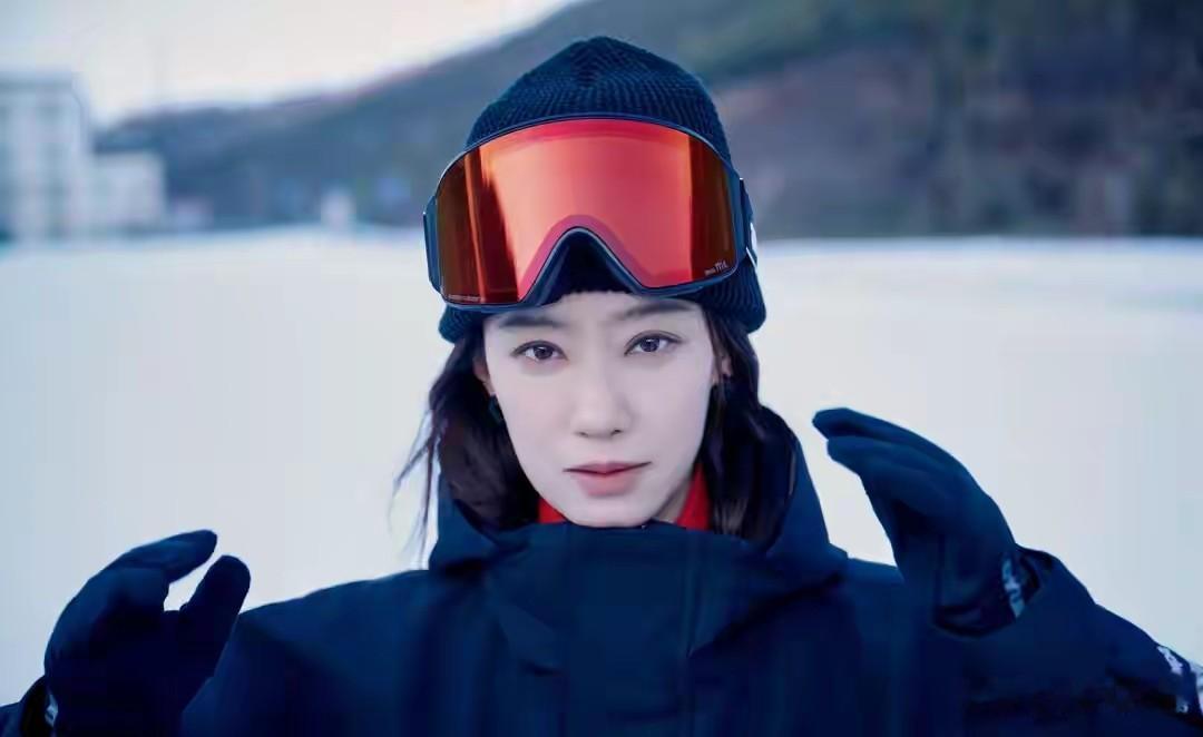 张小斐40岁生日照曝光，温柔和气场两手抓，雪地大片美到犯规