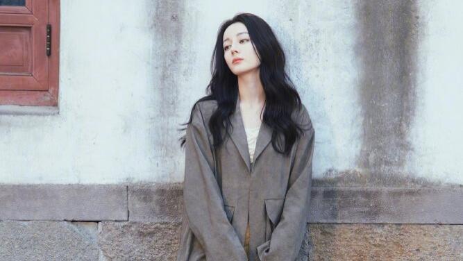 迪丽热巴美照来一波，温婉优雅美极了