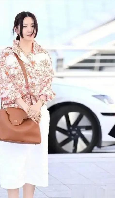 54岁李英爱增肥后大变样！穿印花衫+半身裙好显贵，差点认不出！