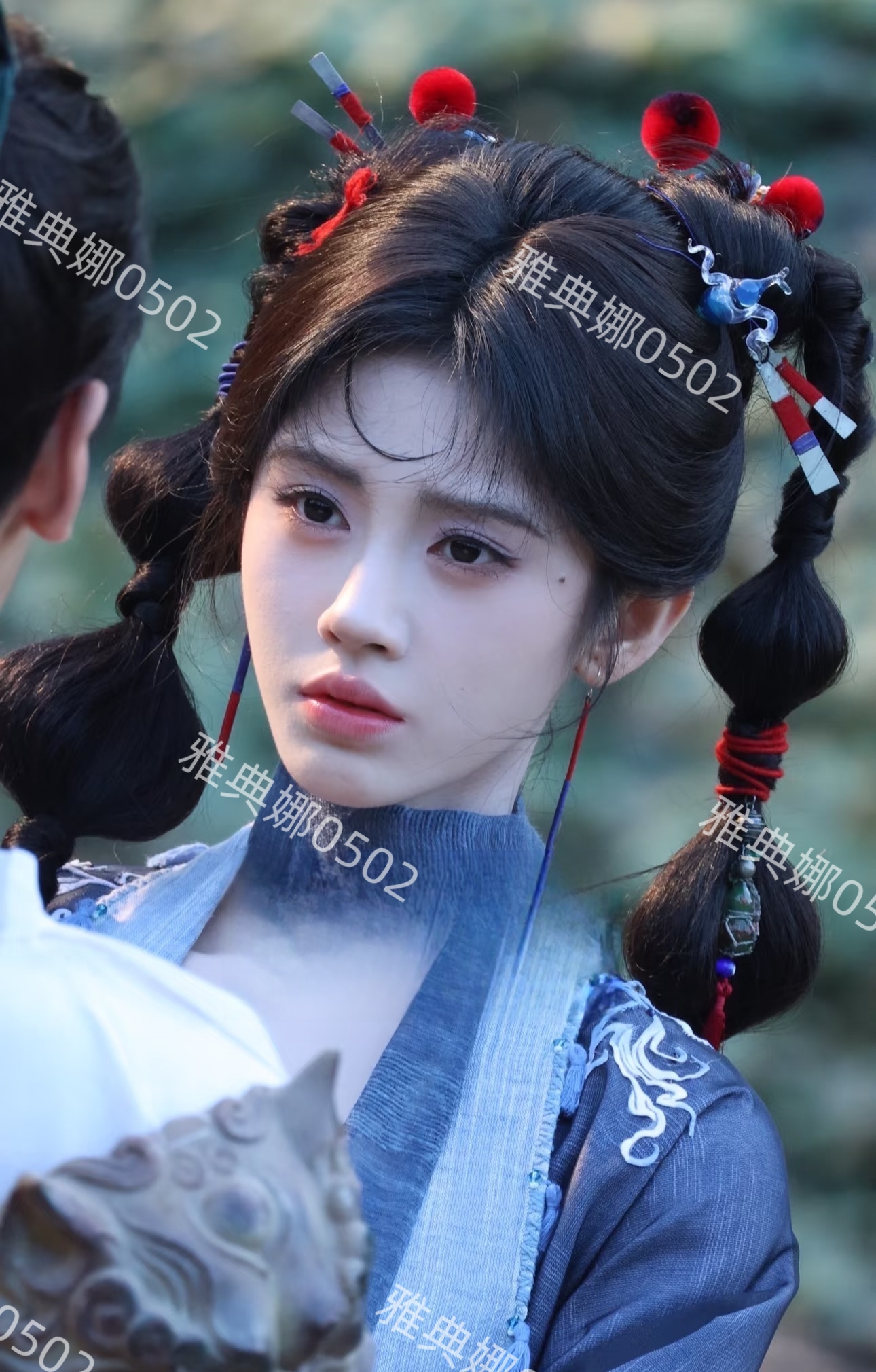 鞠婧祎在新剧《来战》中饰演阿黛，双马尾红头绳的造型机灵俏皮!