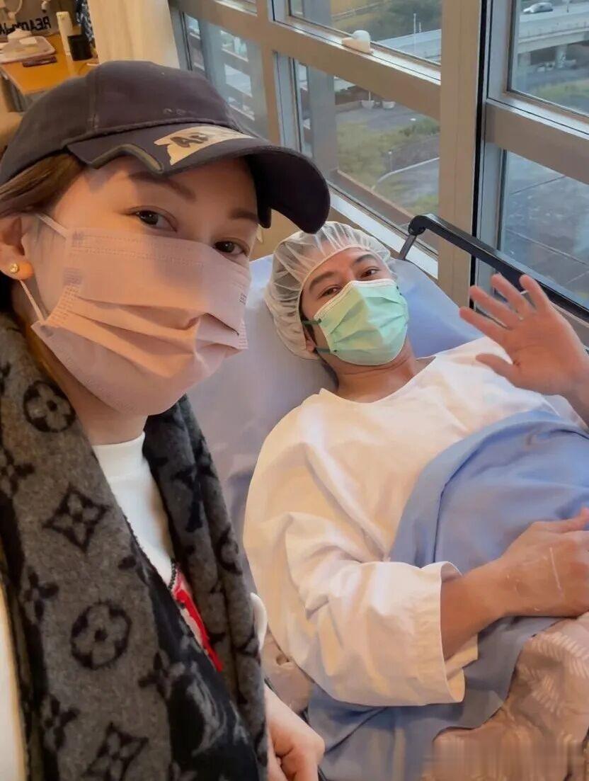 毫无预警入院手术！香港知名男星病容曝光，妻子愁眉苦脸全程陪伴