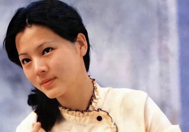 难怪王扶林导演非要把她化丑,当年的她漂亮到欧阳奋强不敢看