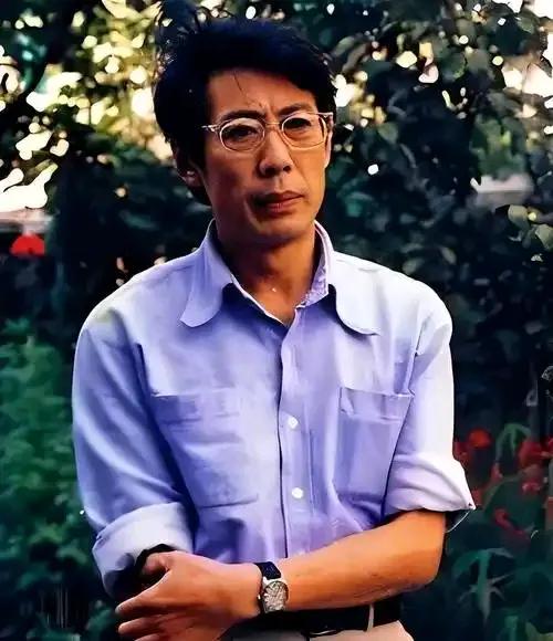 90岁焦晃近况曝光!穿破洞补丁裤,烟不离手,小30岁妻子伺候左右