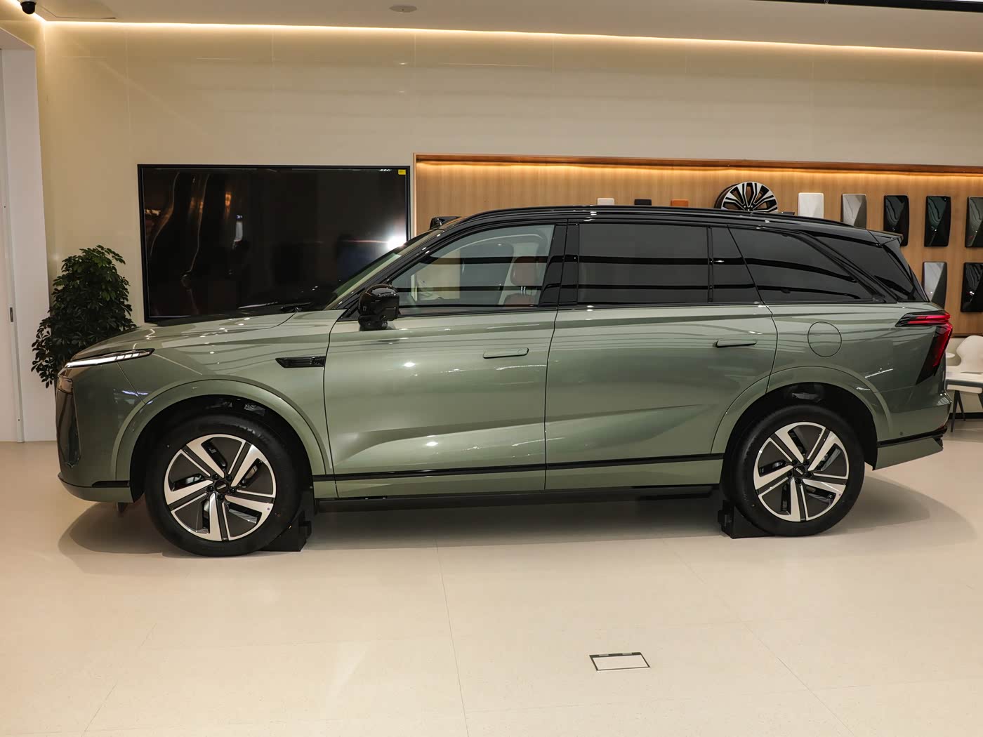 插混中大型SUV对标理想L8,不足30配大六座+女王副驾,续航263Km