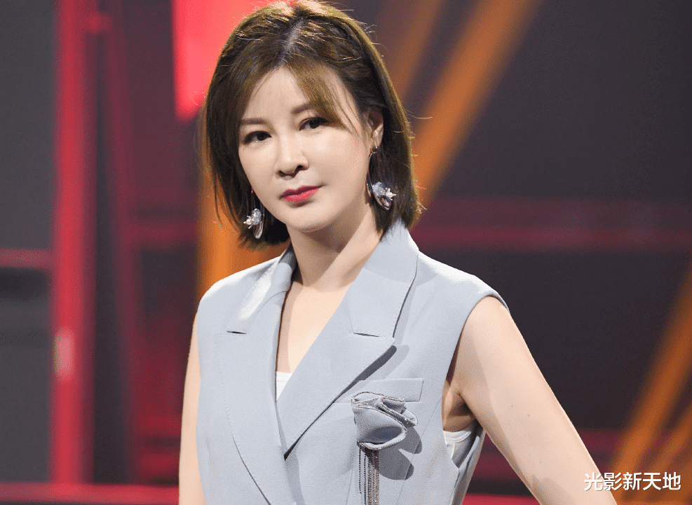 杜华公开娱乐圈残酷现状：王一博半年收入超5亿，有艺人6年0工资