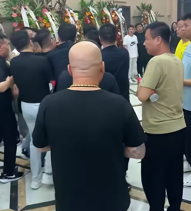 杨议灵前晕倒！众人合力抬出，现场一片混乱，做法事的高僧很抢眼