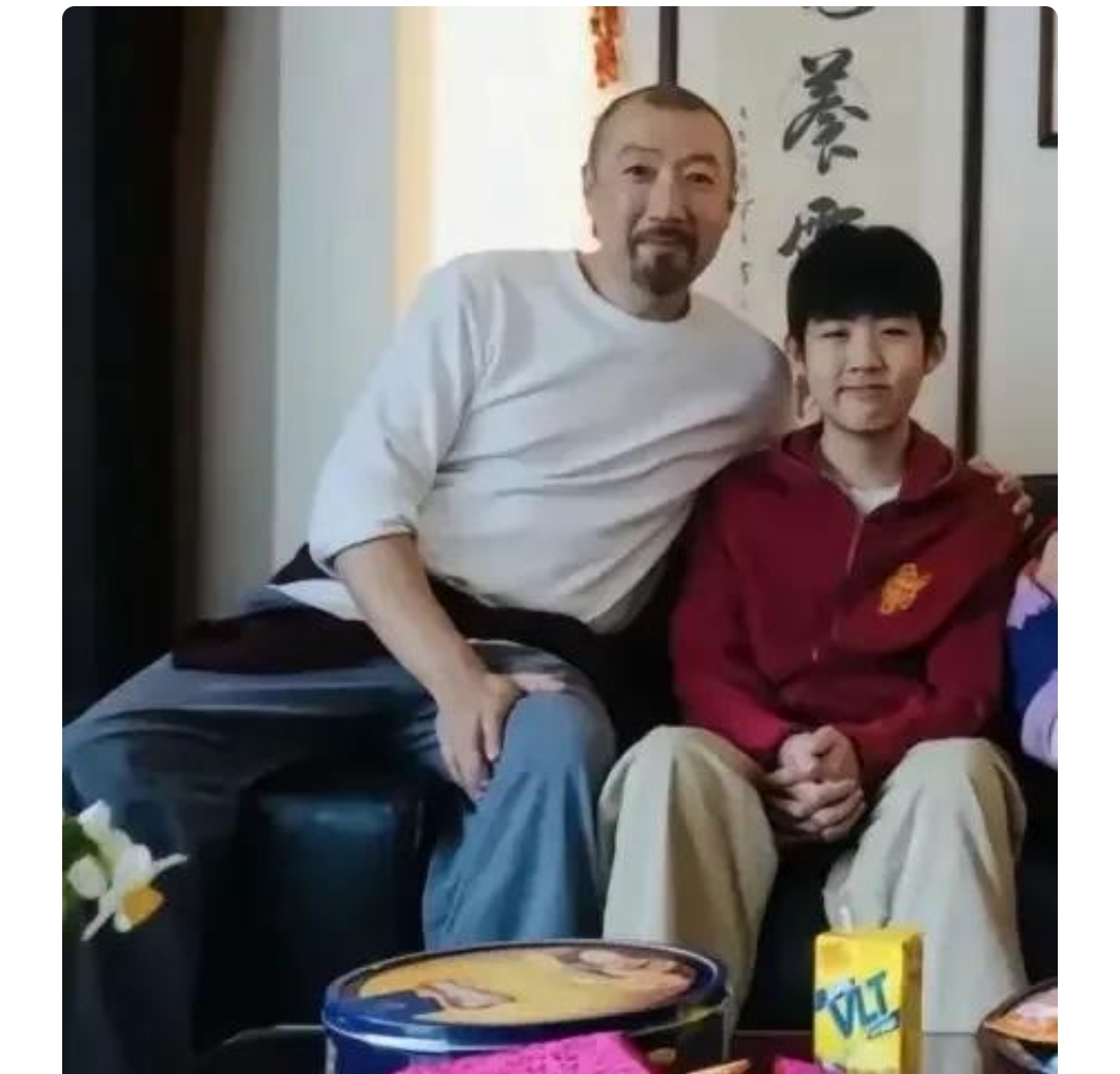 陈慧琳16岁儿子正脸曝光！身高180cm帅出圈