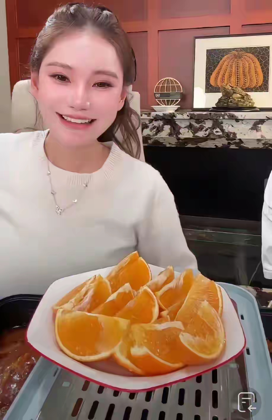 马筱梅回台北享受两位母亲的馈赠，亲妈炖鸡汤，婆婆送饺子甜橙