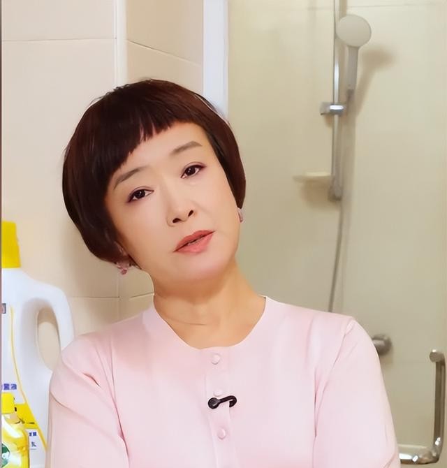 央视主持王雪纯现状：微微发福，54岁直面衰老，无儿无女依旧幸福