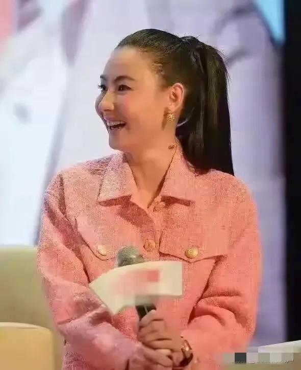 44岁张柏芝模样大变!脸肿僵硬满面油光,疑整容上瘾过度填充硅胶