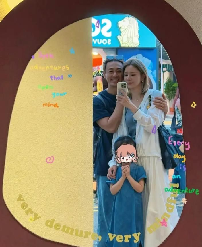 林峯和家人新加坡度假，女儿扮成美人鱼超可爱，妻子颜值超高