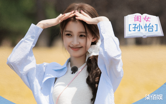 孙怡陪8岁女儿画画，大福书桌乱糟糟，墙上贴满日语和英语单词