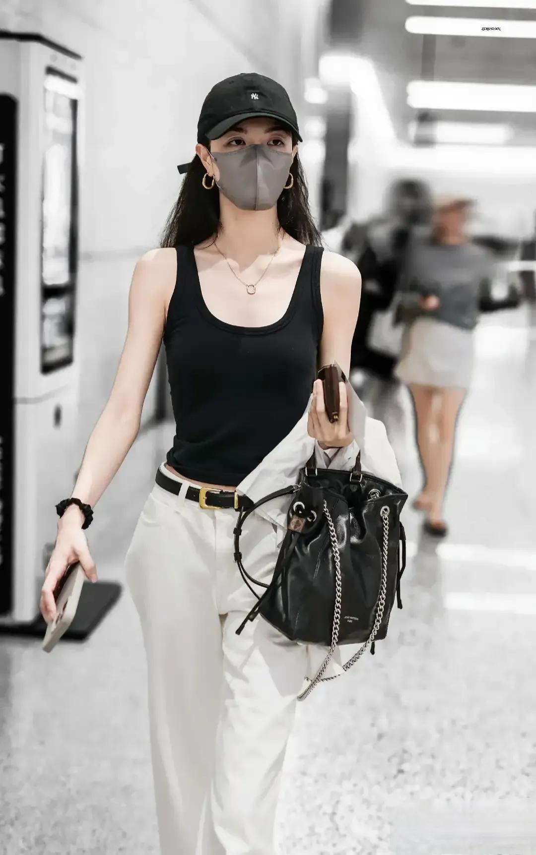 钟楚曦机场造型，黑白基础款穿出高级感，时尚感拉满
