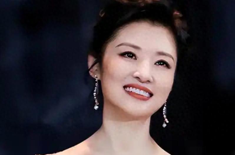 她“抛弃”前夫再嫁百亿富豪，从央视辞职8年，今56岁跨行当演员