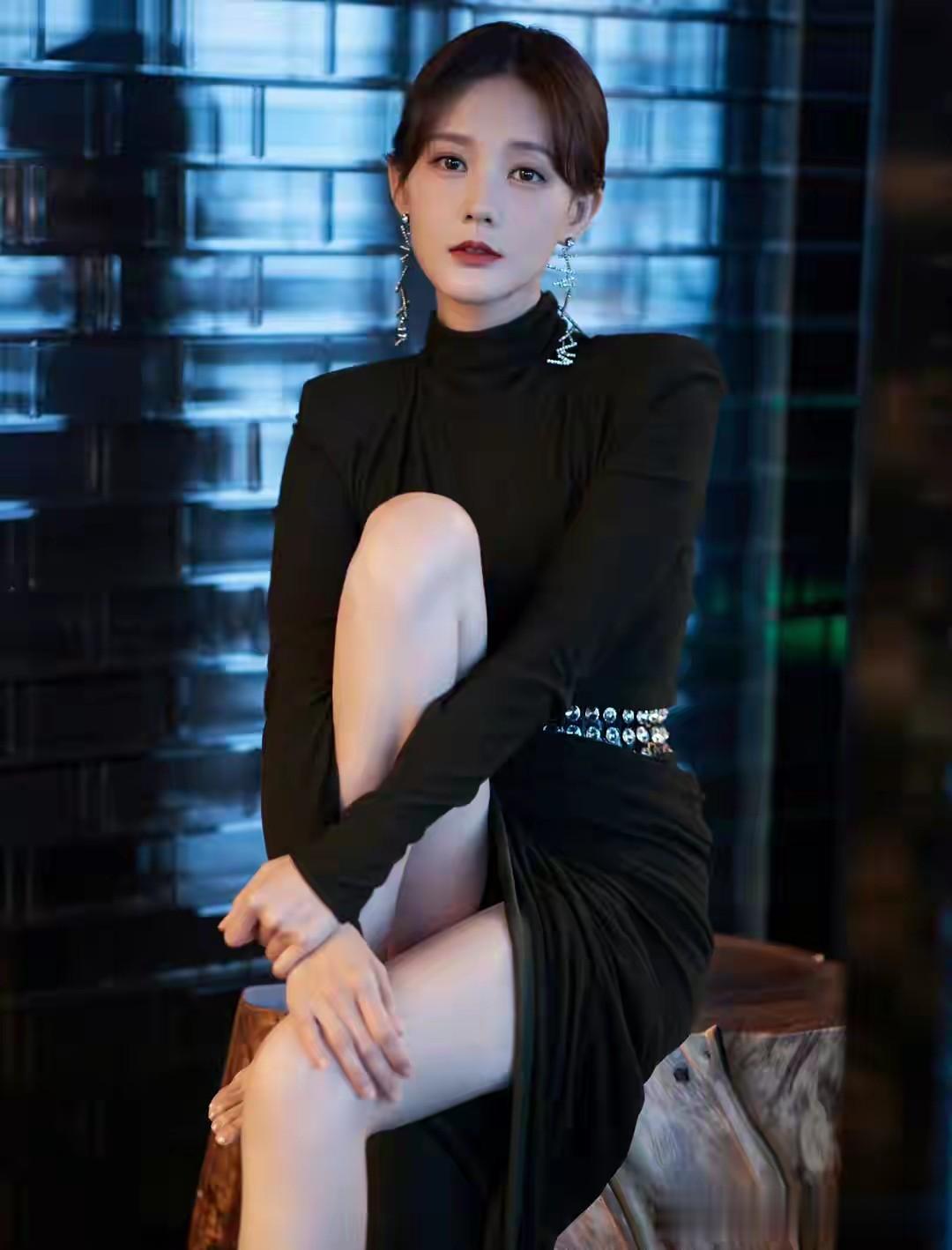 李一桐黑色压纹套装飒感拉满，又美又撩太惊艳