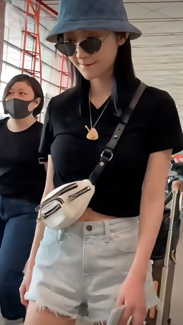 景甜现身机场，黑T配短裤长发披肩，温柔又漂亮
