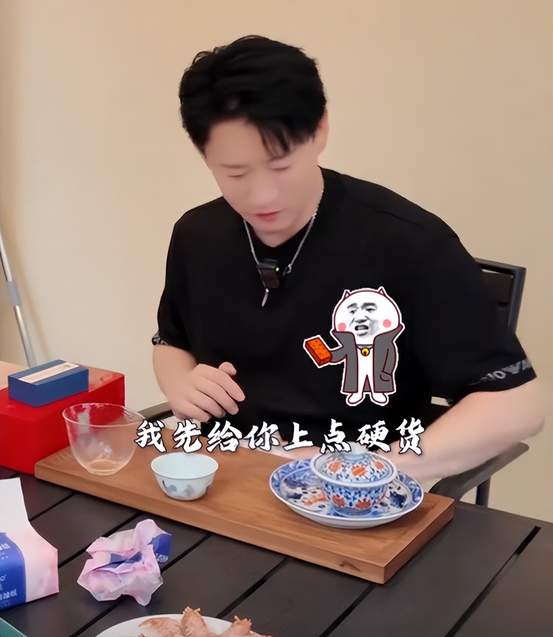 豪气!曹云金别墅宴请好友,连喝4瓶香槟王,牛排、螃蟹吃到爽