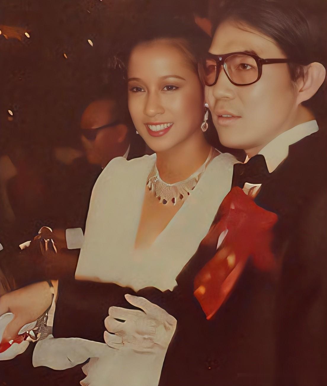 朱玲玲霍震霆离婚19年，每周三回霍家吃饭，二婚老公罗康瑞啥态度