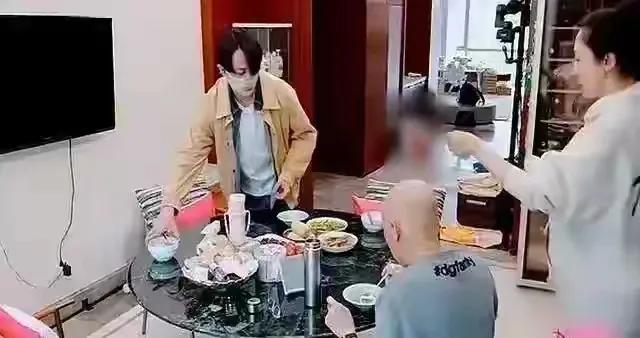 姐姐们的小男友一对比，网友惊呼：董璇，吃点好的吧！学学萧亚轩