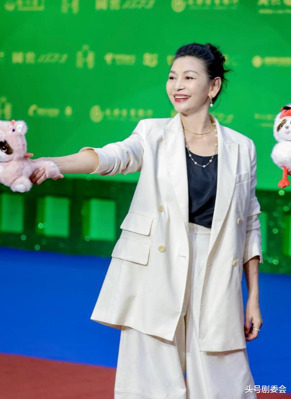 戏里有多土，戏外就有多潮，《刑警的日子》59岁女配才是最大惊喜