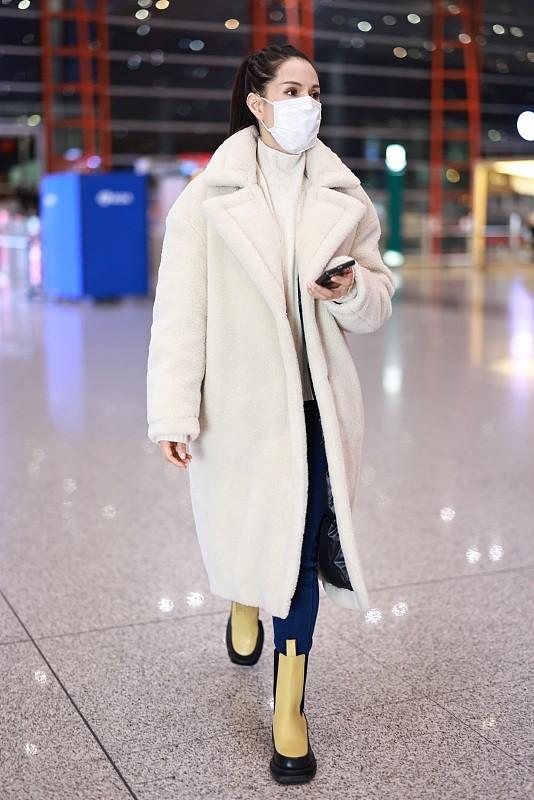 58岁李若彤泰国被偶遇，生图褶多苹果肌吓人，穿露脐装小腹有赘肉