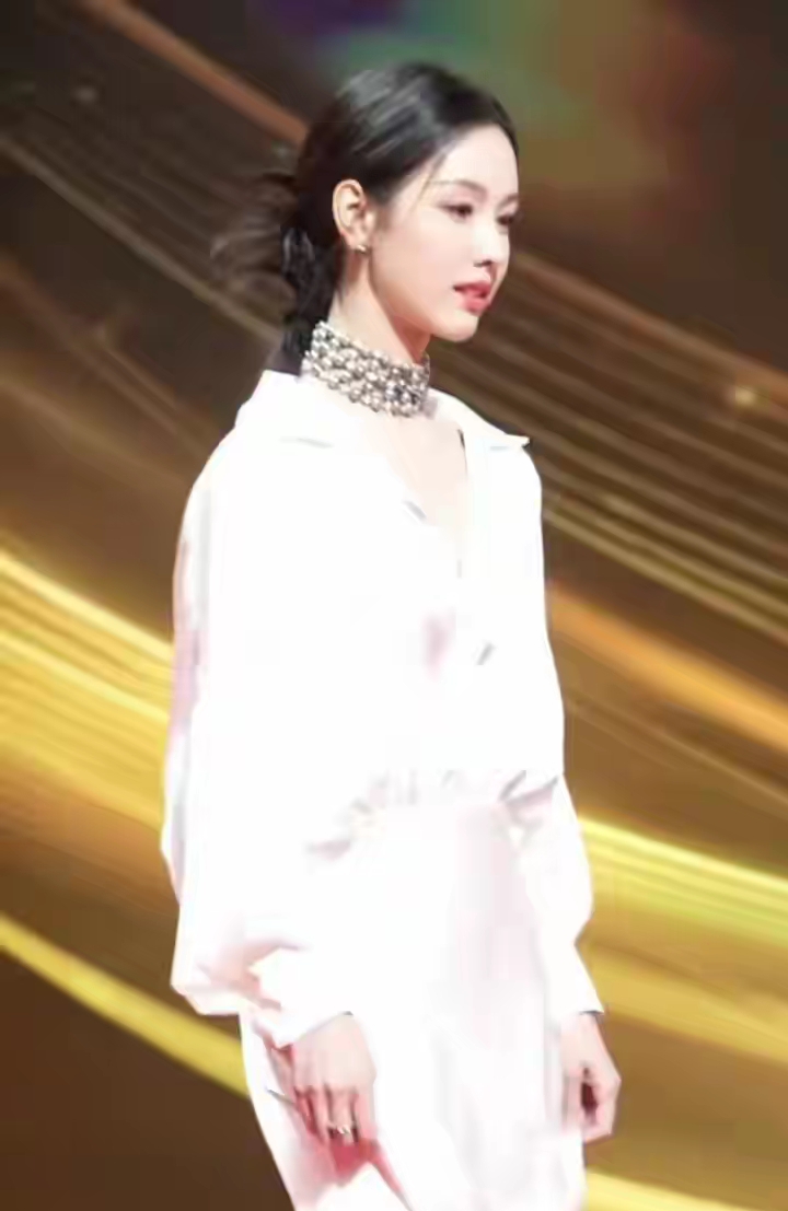 陈都灵国剧盛典穿白礼裙，低扎发配四层珍珠链，气质清冷颜值惊艳