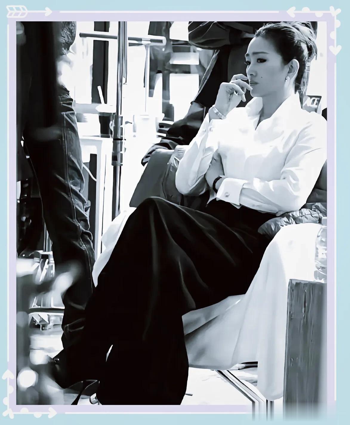 59岁巩俐现身北海公园，穿皮衣气场强大，吃糖葫芦喝酸奶 很接地气