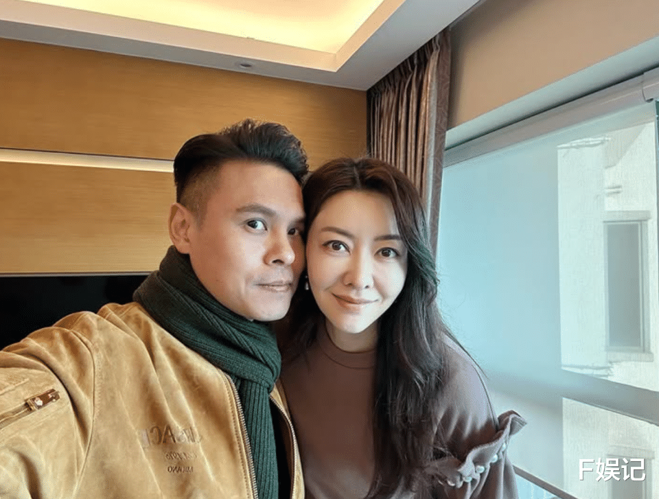 双胞胎样子不相似！熊黛林晒一家四口全家福为两个女儿庆7岁生日