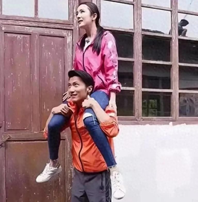 王菲看到这场亲密互动真不介意?当众腻歪引全网炸锅!