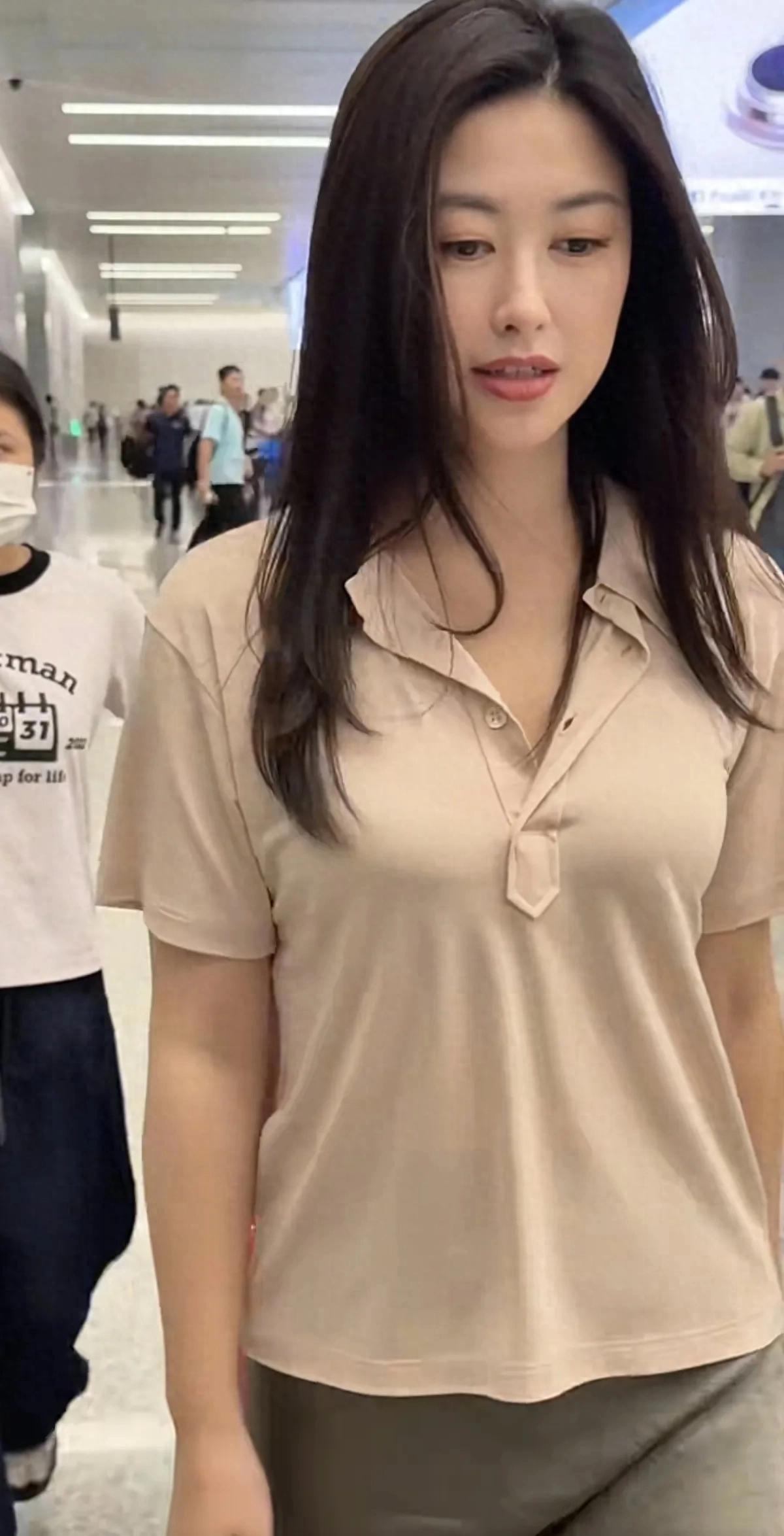 朱珠现身机场被偶遇，看着又高又瘦还很年轻，这身穿搭好漂亮呀！