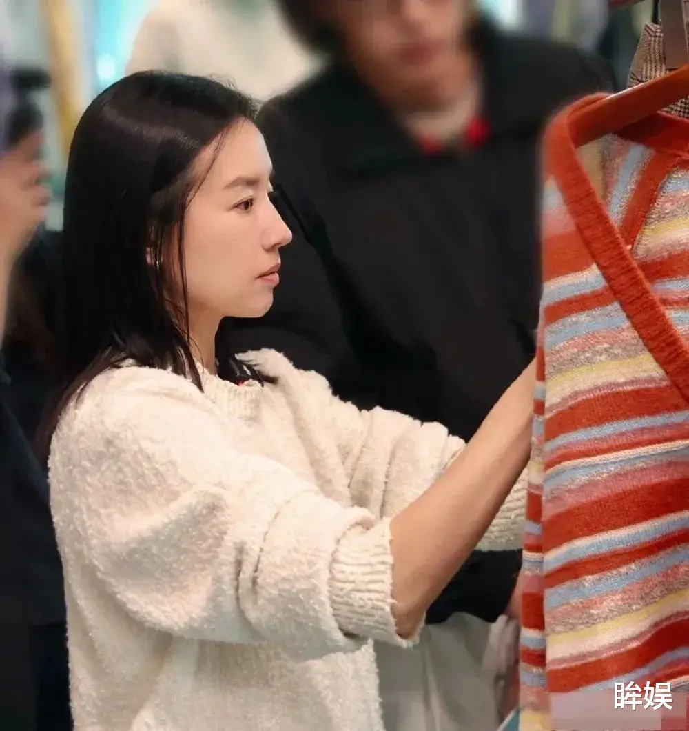 44岁董洁批发市场被偶遇,穿白色毛衣美得太显眼,不愧是内娱顶级神颜