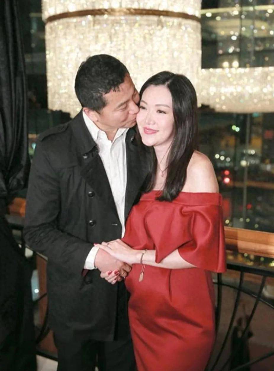 离开黄有龙后,她转身嫁给富豪,四年连生三娃,为何如今抑郁了?