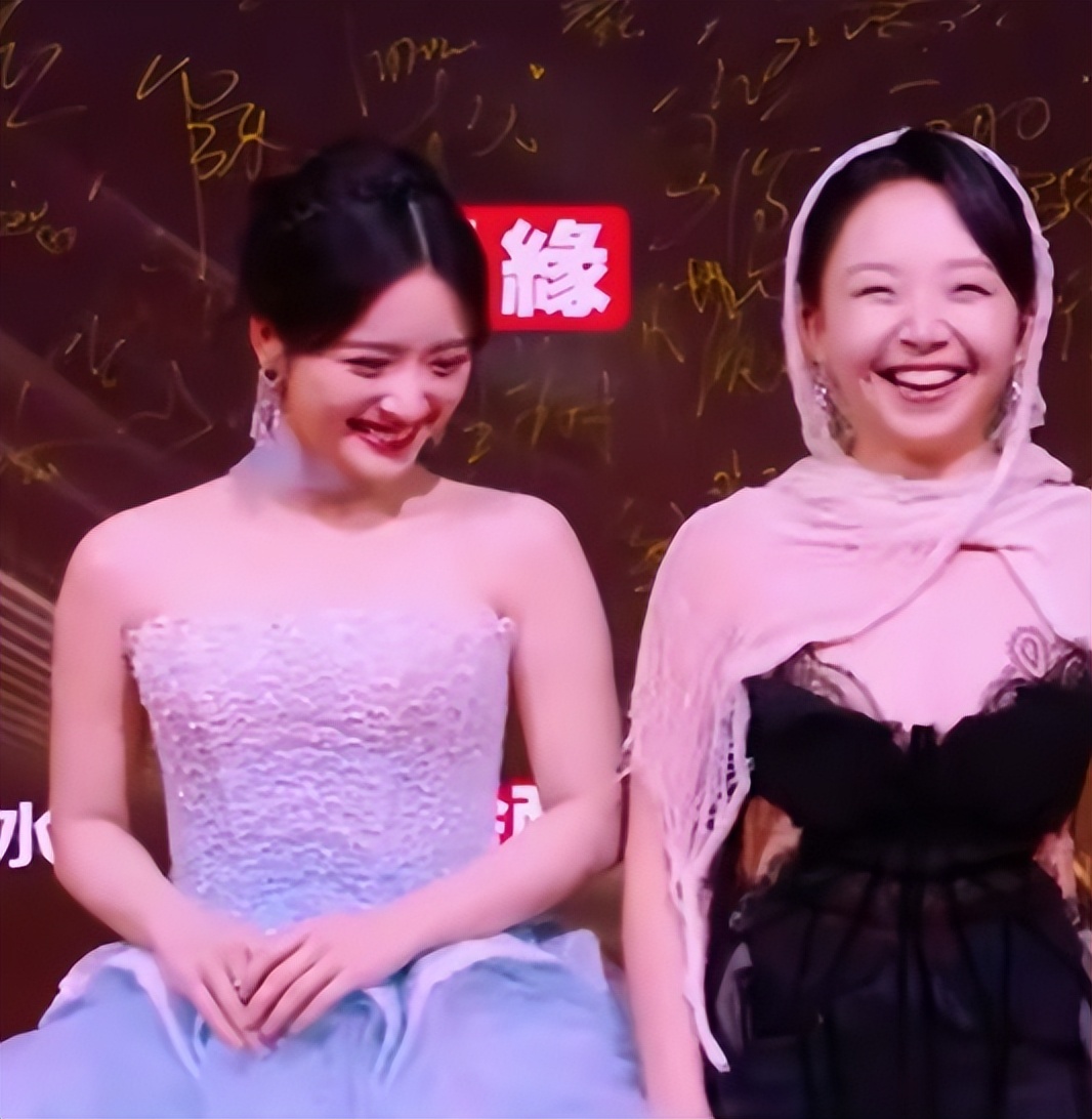 河北偶遇佟丽娅高露聚餐，素颜生图显老又一般，棉袄掉色像旧的