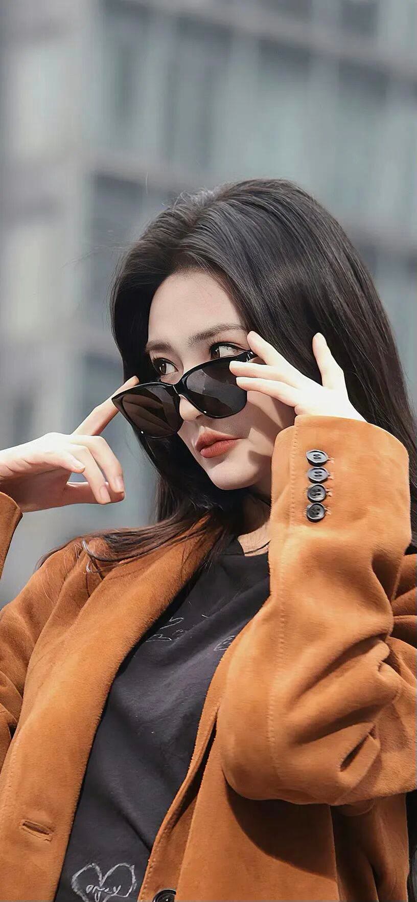 徐璐海边捧紫花，薄纱衬衫造型太仙了