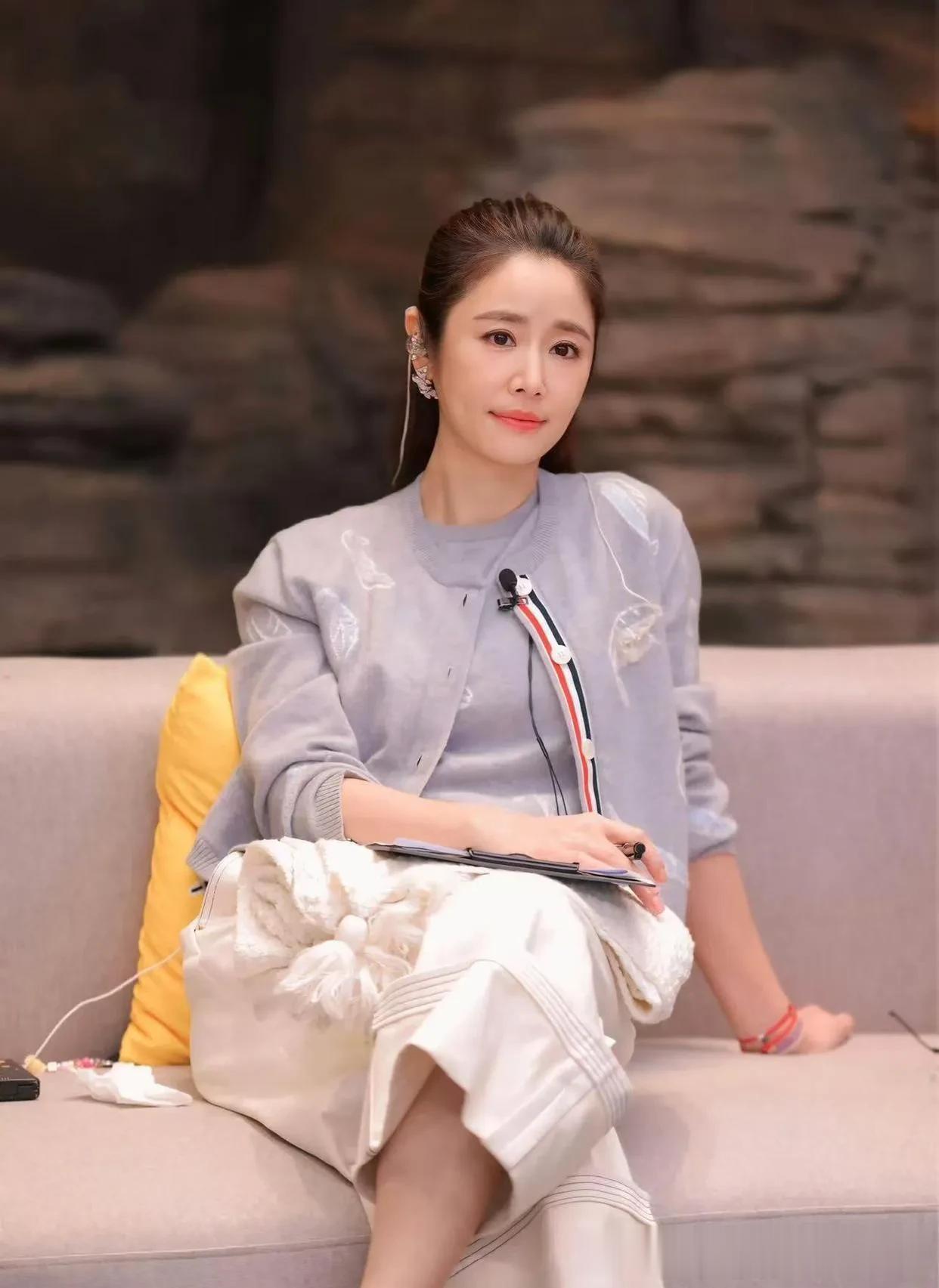 林心如当妈后气质越发年轻！穿羽毛印花开衫+阔腿裤，简约又高级