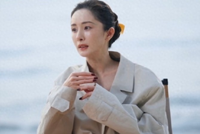 杨幂直面40岁话题！一句话回应引爆热议，状态太绝了