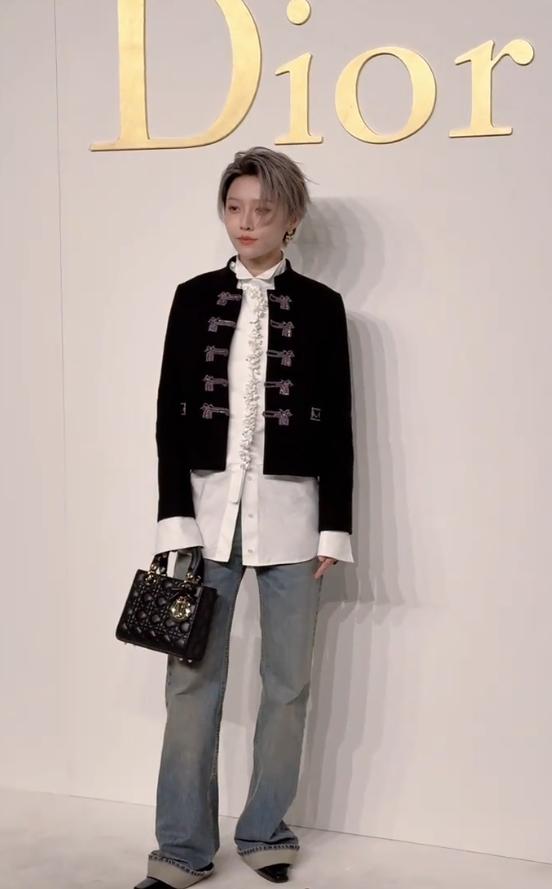 章子怡没想到，迪奥这次妖艳四射的自己，竟败给全裹出镜的郑钦文