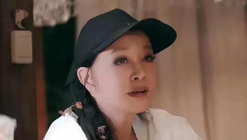 不服老不行了!刘晓庆发生意外,令人担心的事情发生了