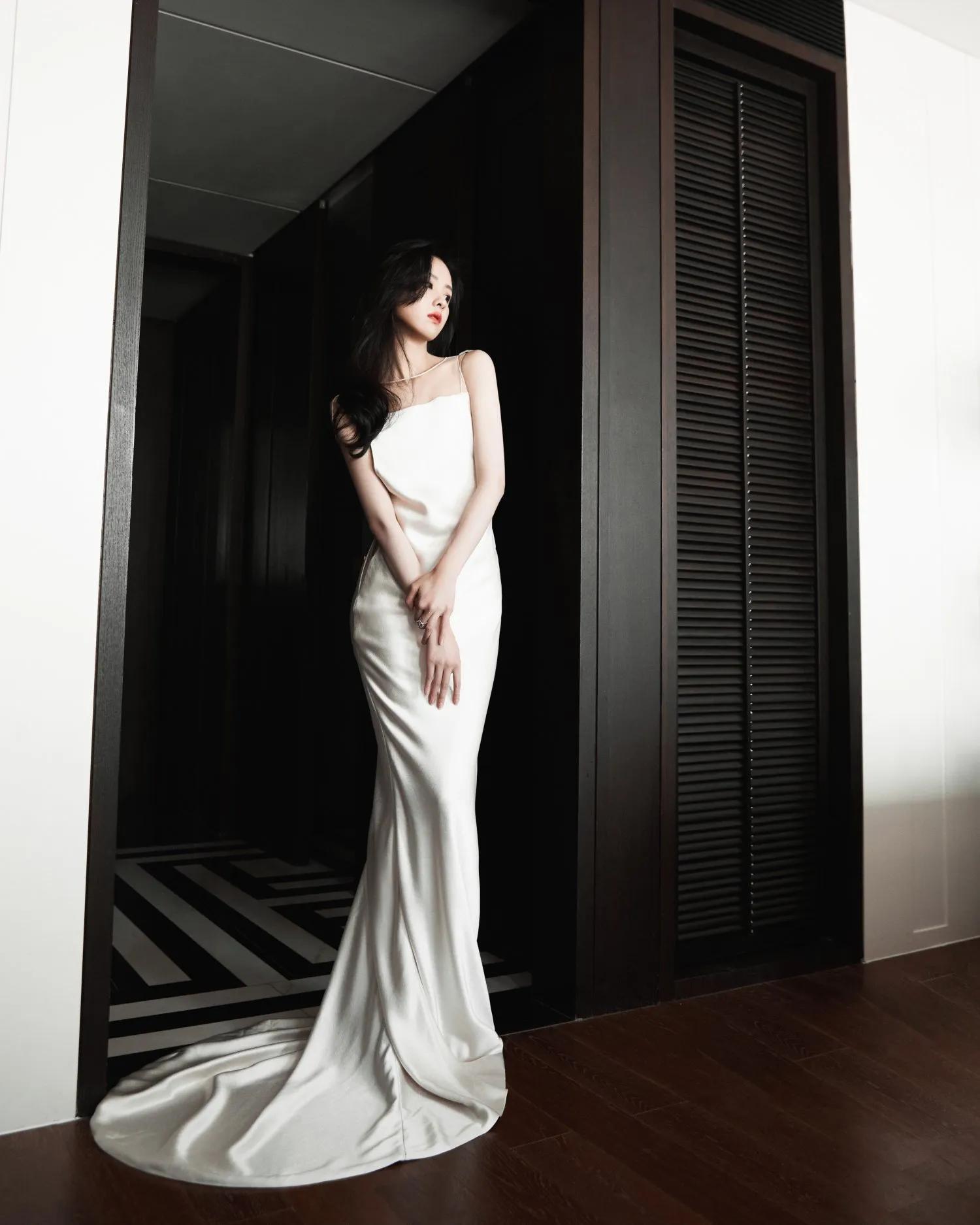 陈都灵性感薄纱吊带裙写真