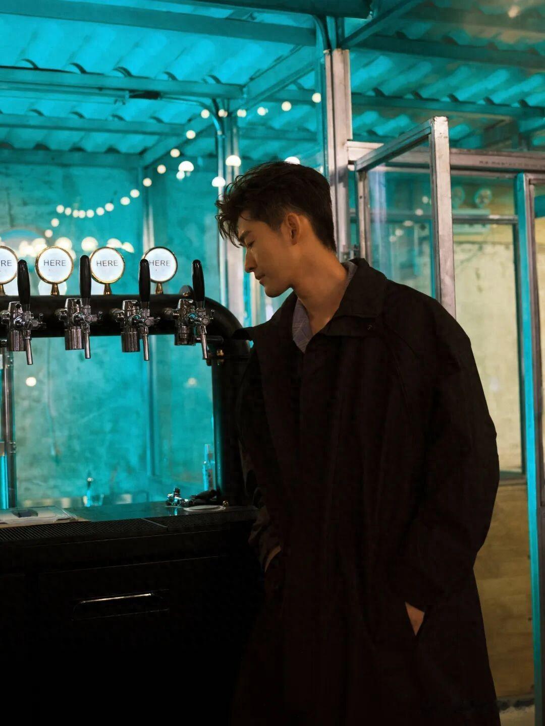 张翰又换女友了？陈哲远新戏欠薪停拍？辛柏青停工拜佛？