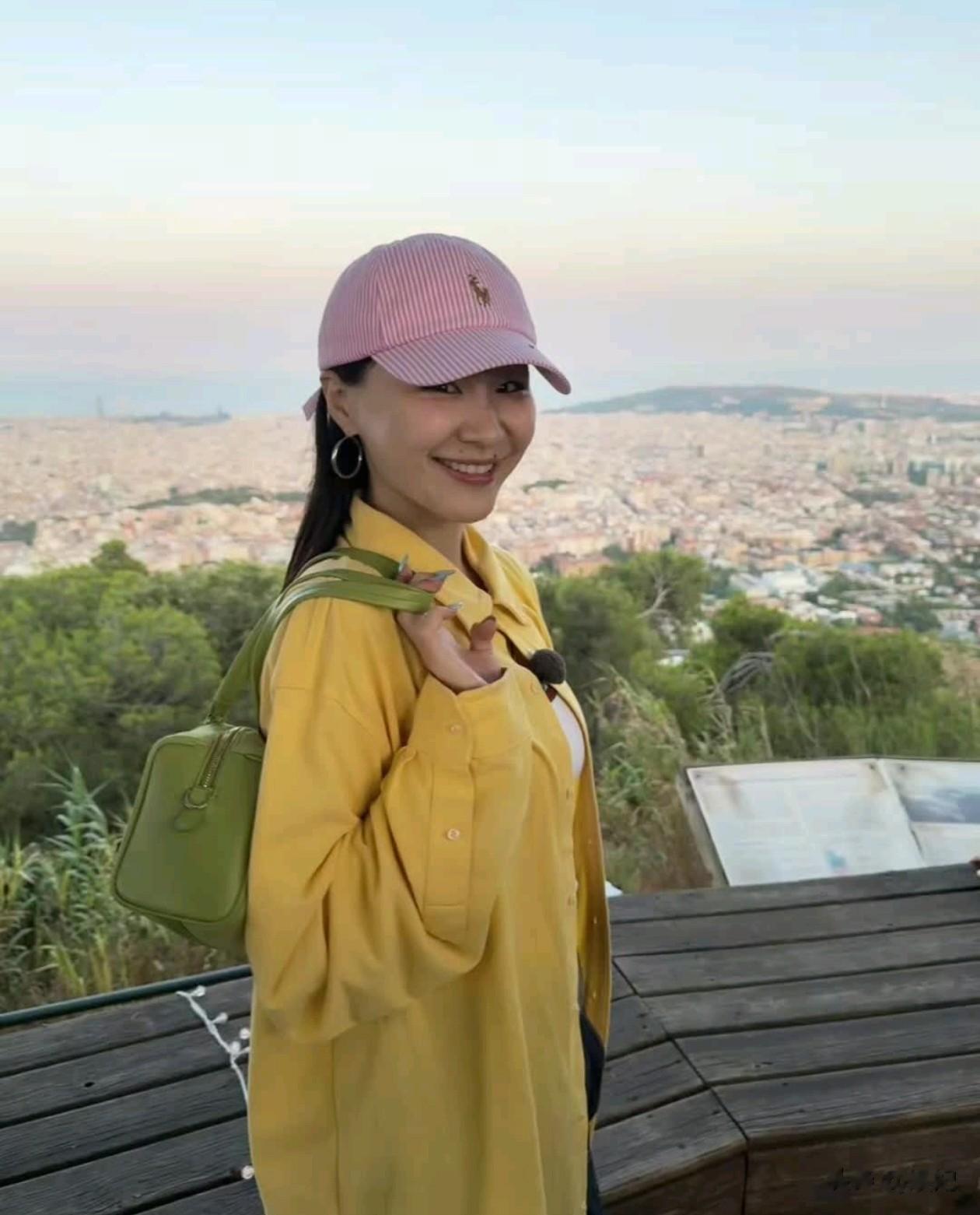 32岁金靖秋日穿搭:棒球帽+黄外套+半身裙,减龄又时尚,像25岁